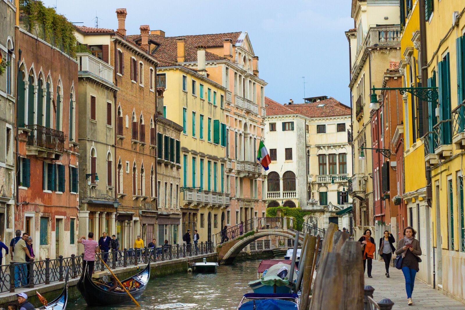 Canon EOS 600D (Rebel EOS T3i / EOS Kiss X5) + Canon EF 50mm F1.8 II sample photo. Venetian canal, renaissance italy photography