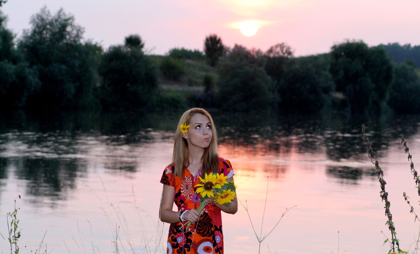 Canon EOS 700D (EOS Rebel T5i / EOS Kiss X7i) + Canon EF 85mm F1.8 USM sample photo. Girl, sunset, sunflower photography