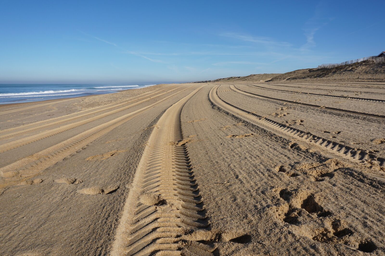 Sony E 16-50mm F3.5-5.6 PZ OSS sample photo. Empty beach, beach, sea photography
