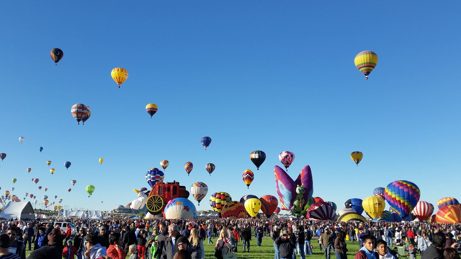 Samsung Galaxy S5 sample photo. Balloon, parachute, people photography
