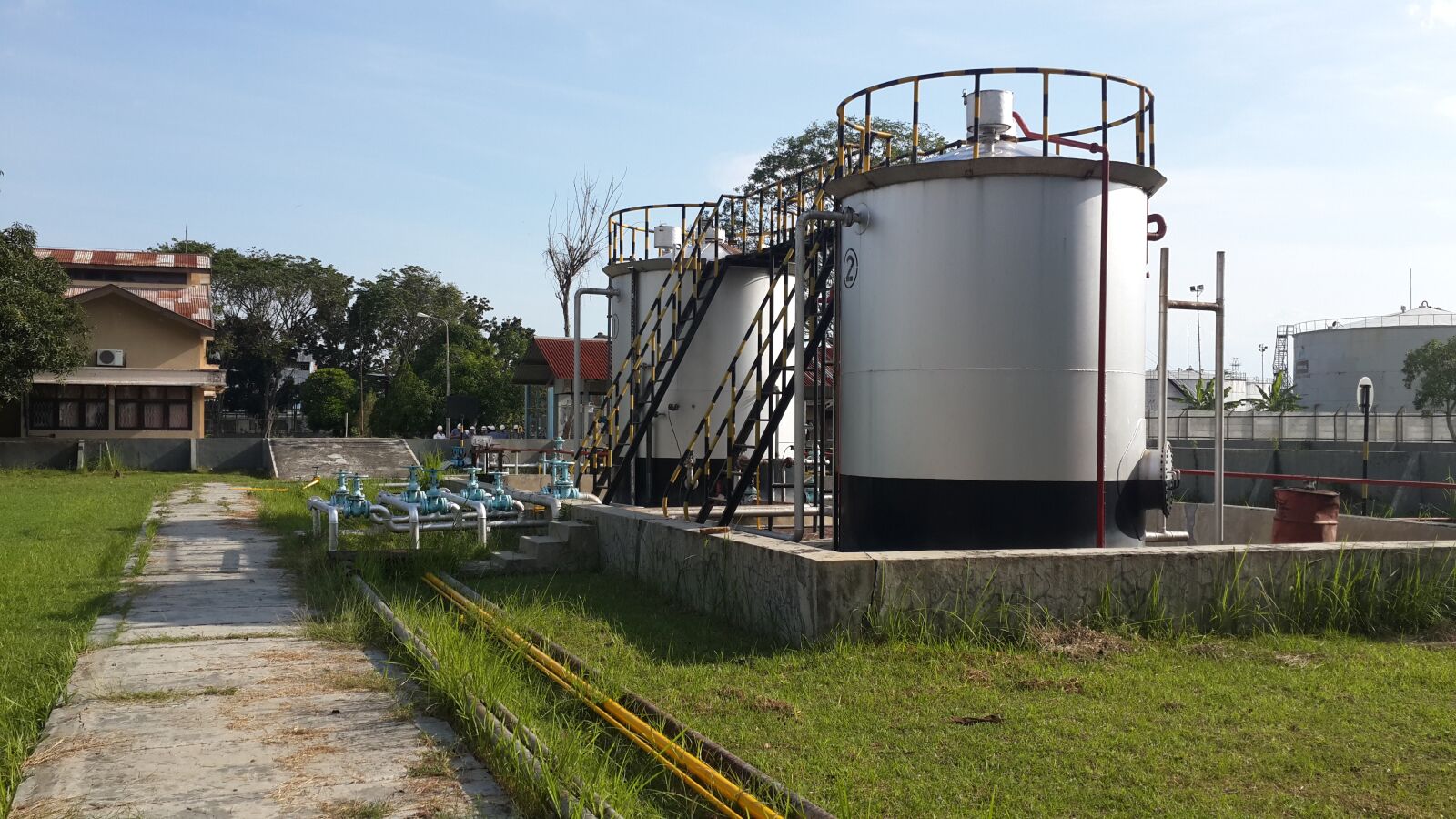 Samsung Galaxy S4 sample photo. Tank, oil, gas photography