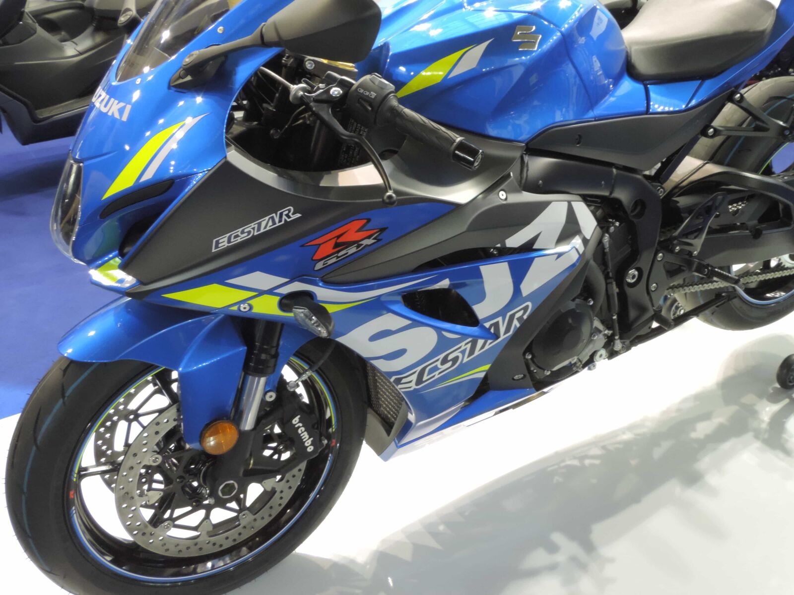 Nikon Coolpix P520 sample photo. Garage, motorcycle, racing, sport photography