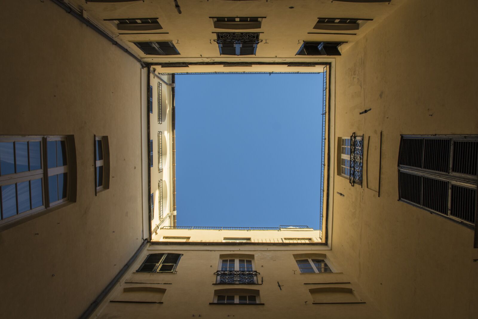 Nikon D7100 sample photo. Genoa, courtyard, sky photography
