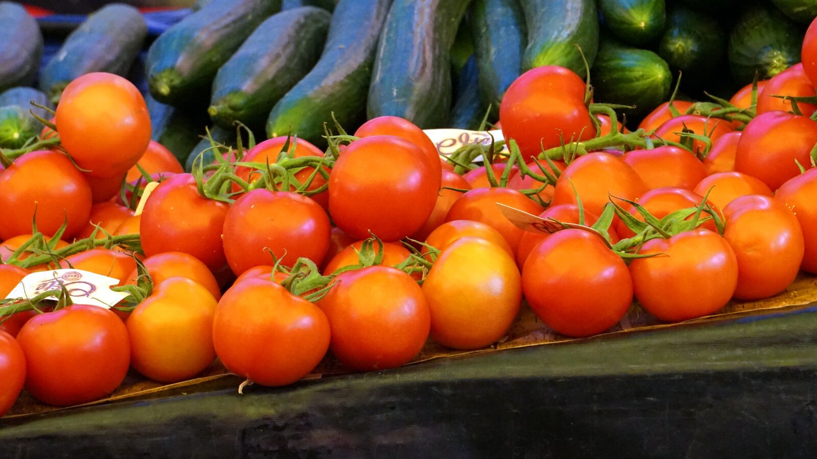 Sony Alpha a5000 (ILCE 5000) + Sony E 55-210mm F4.5-6.3 OSS sample photo. Tomatoes, market, vegetables photography