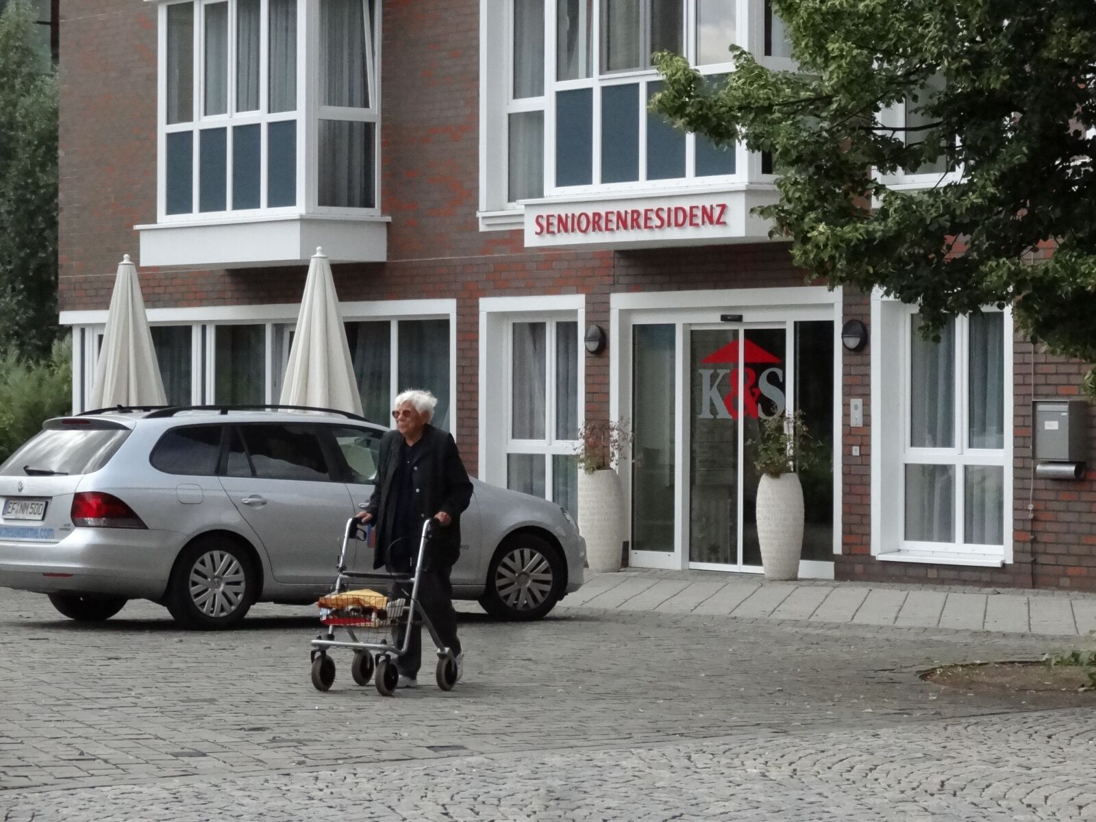 Sony Cyber-shot DSC-HX20V sample photo. Pensioner, seniorin, old people's photography
