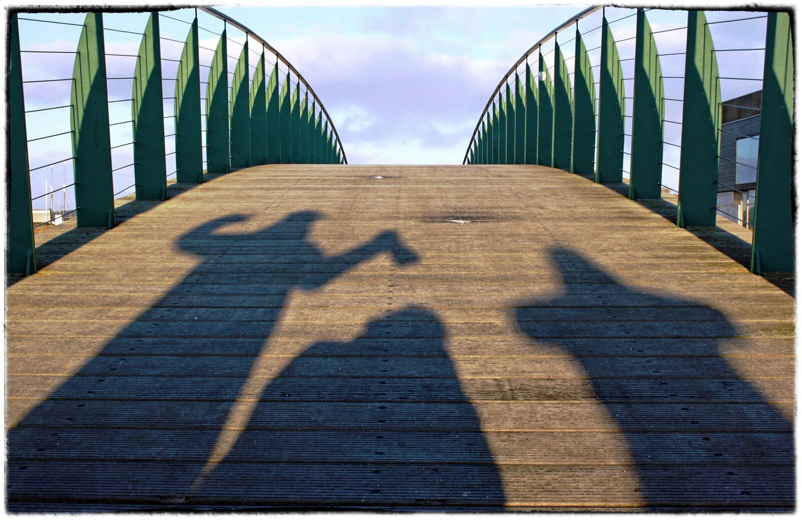 Canon EOS 1000D (EOS Digital Rebel XS / EOS Kiss F) sample photo. Ebeltoft, bridge, shadows photography