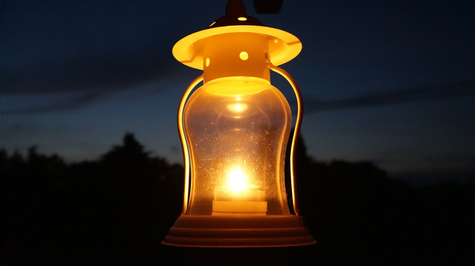 Sony Alpha a3000 + Sony E 18-55mm F3.5-5.6 OSS sample photo. Lantern, candle, light photography