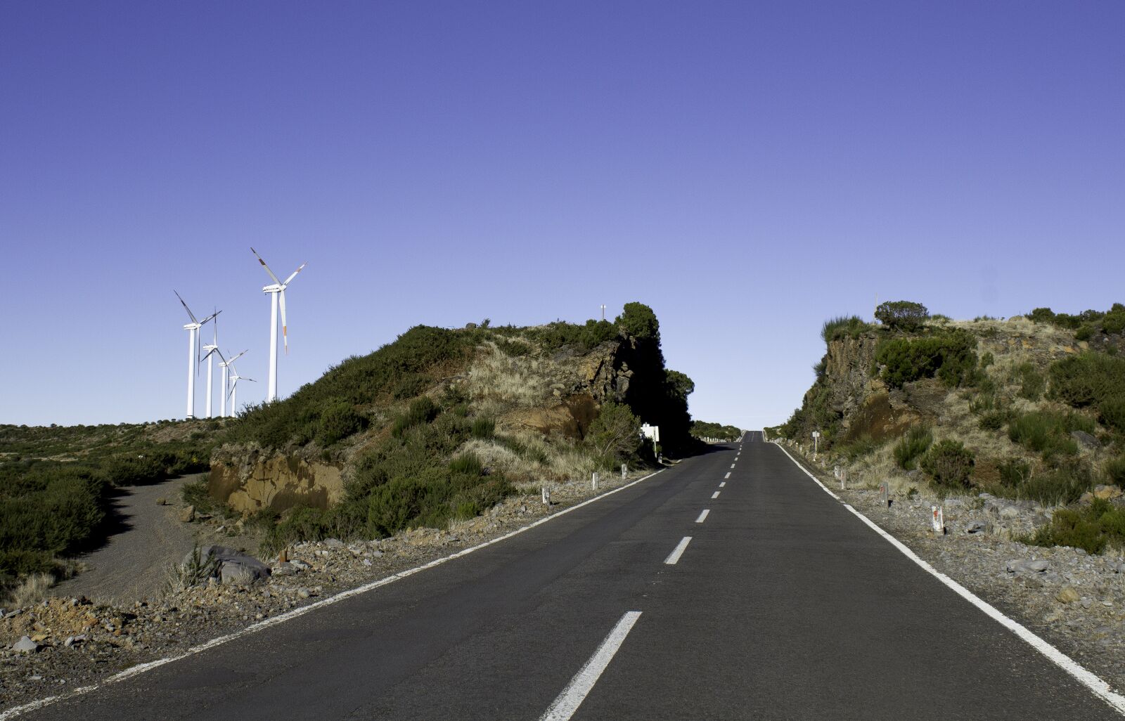 Canon EOS 1200D (EOS Rebel T5 / EOS Kiss X70 / EOS Hi) sample photo. Vanishing point, road, landscape photography