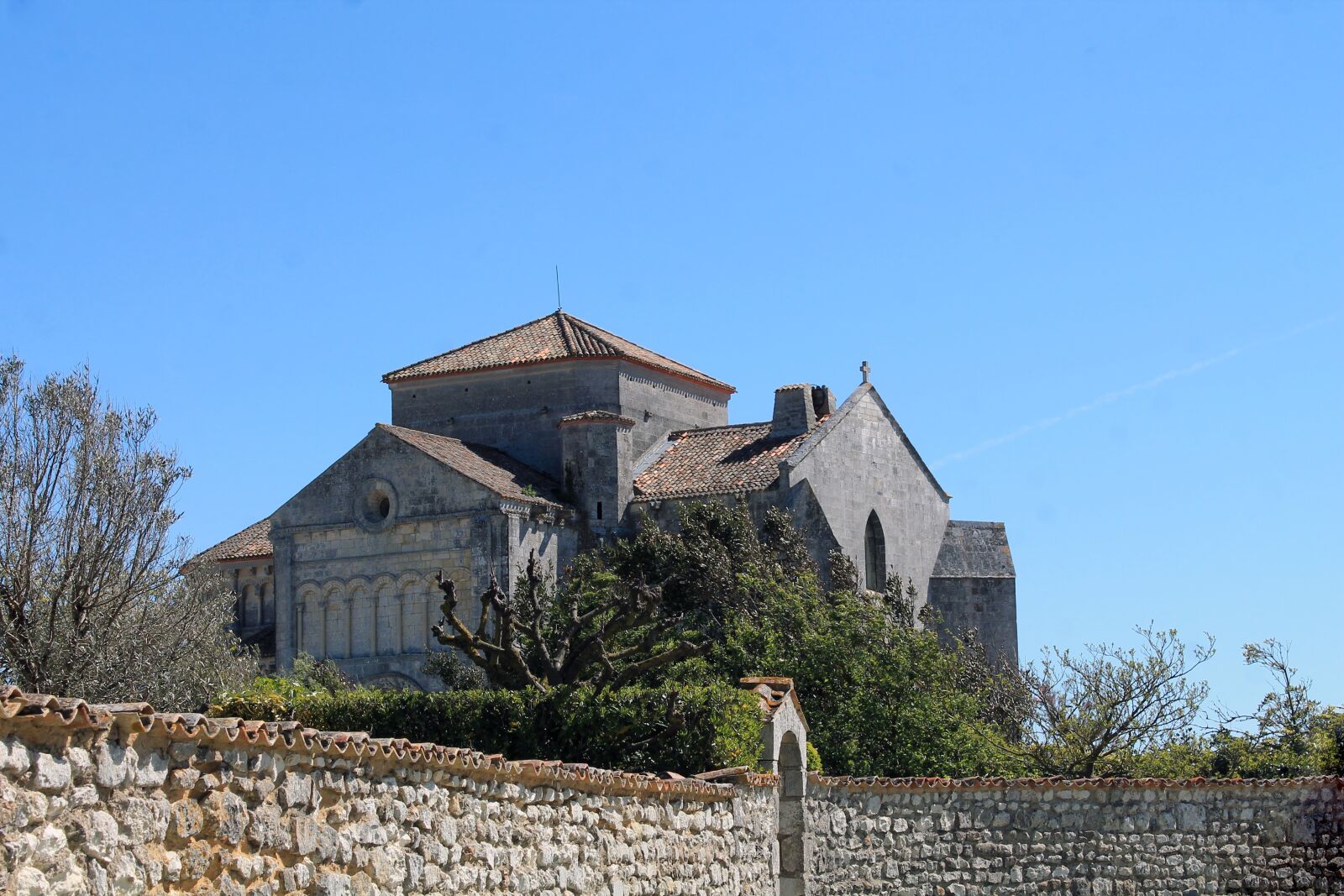 Canon EOS 1100D (EOS Rebel T3 / EOS Kiss X50) sample photo. Talmont on gironde, church photography