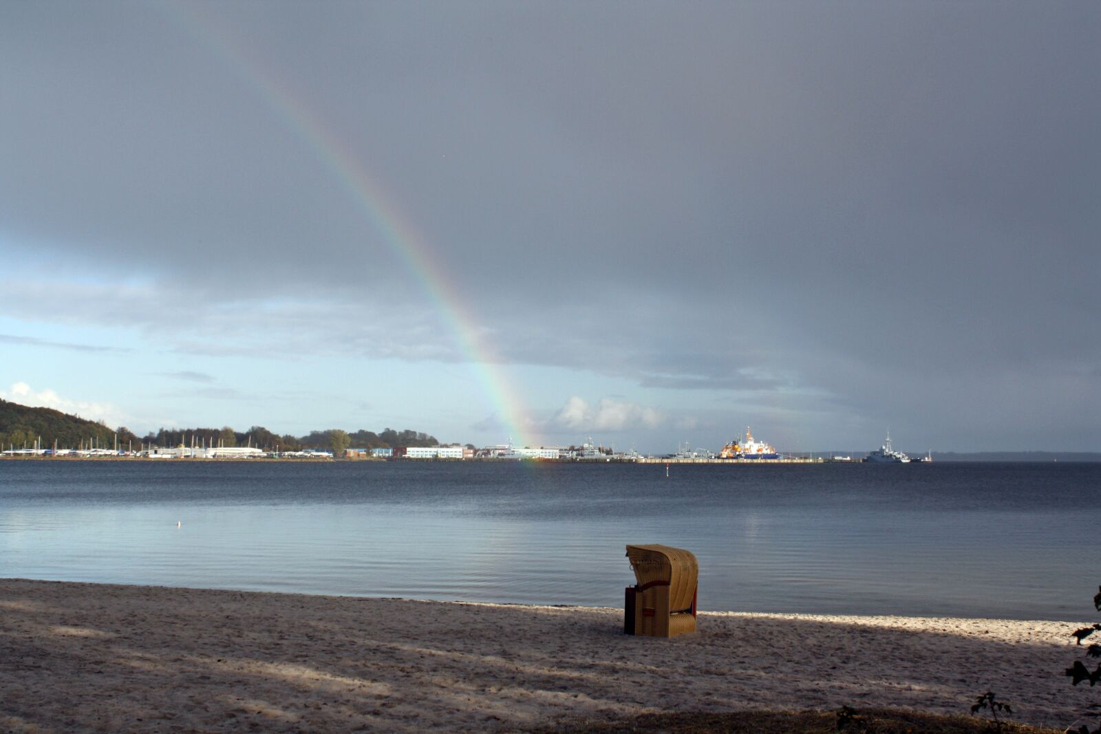 Canon EOS 1000D (EOS Digital Rebel XS / EOS Kiss F) sample photo. Beach chair, baltic sea photography