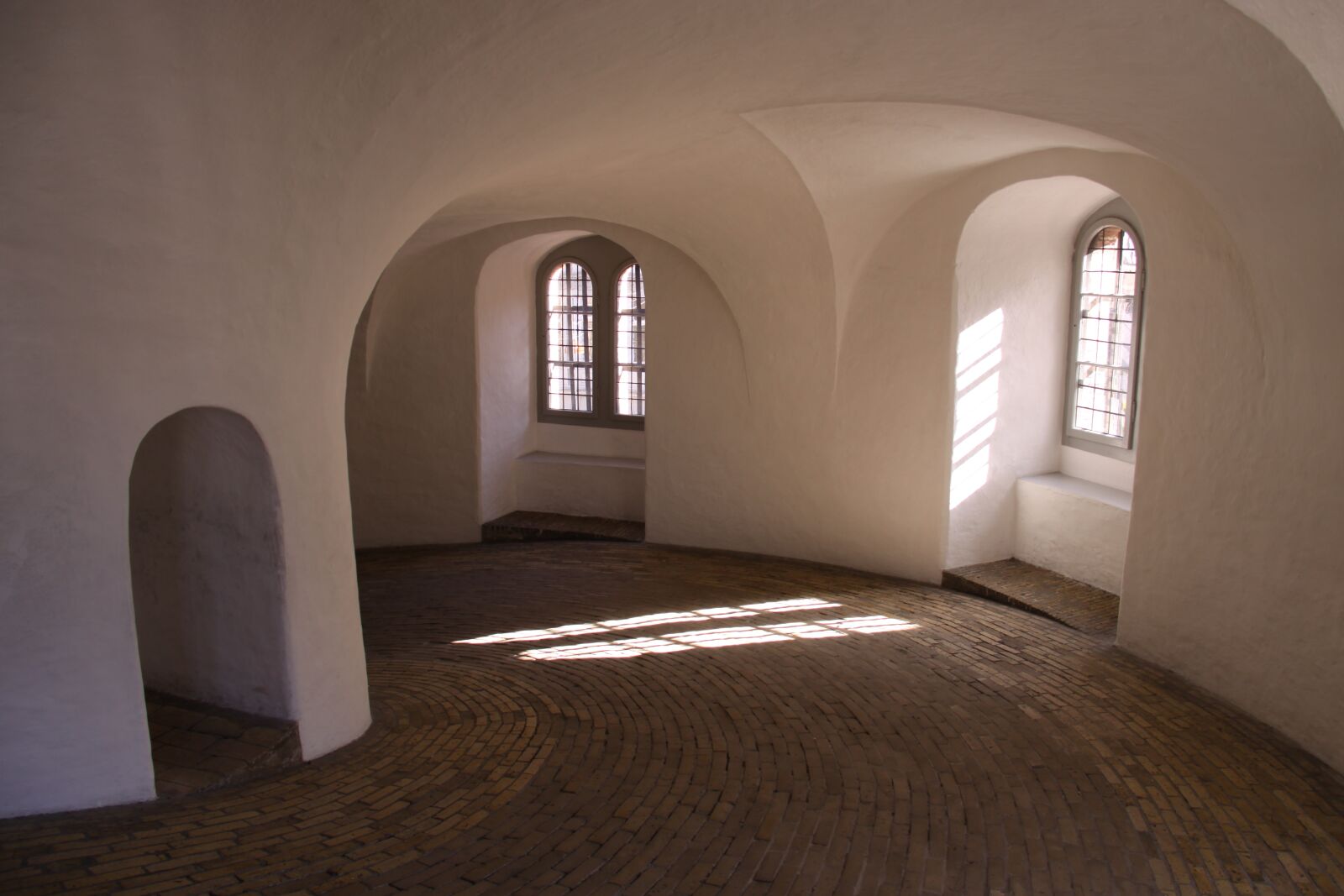 Canon EOS 50D sample photo. The round tower, windows photography