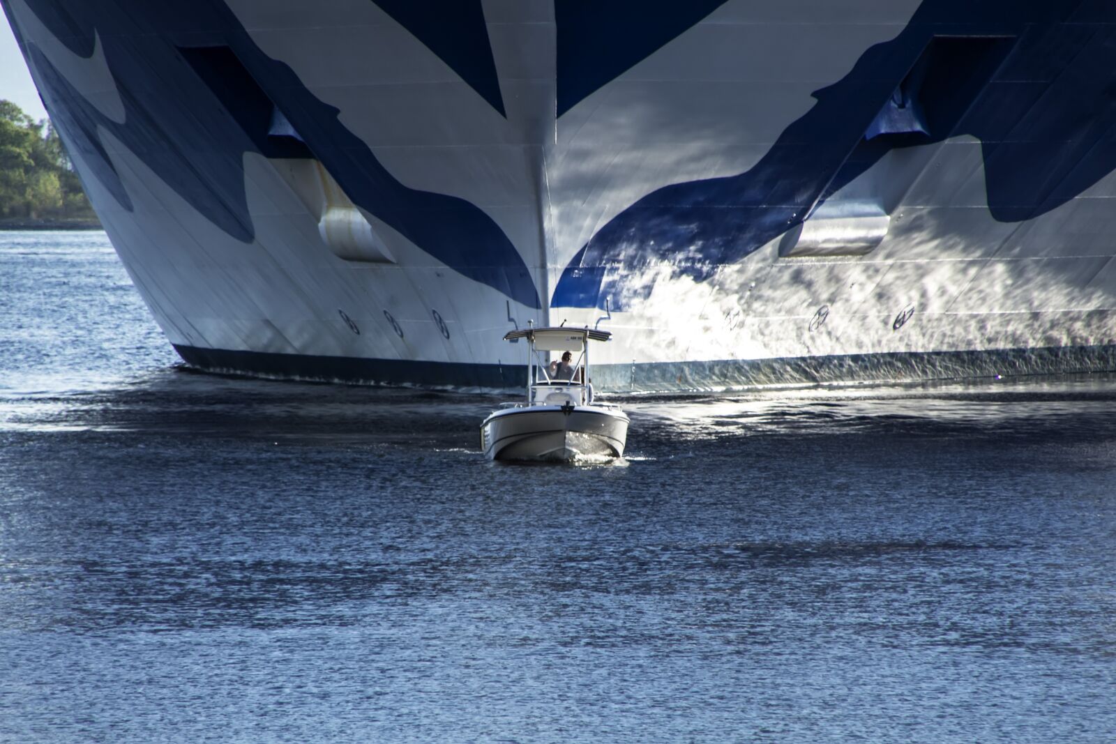 Canon EOS 700D (EOS Rebel T5i / EOS Kiss X7i) sample photo. Ships, hotel on the photography