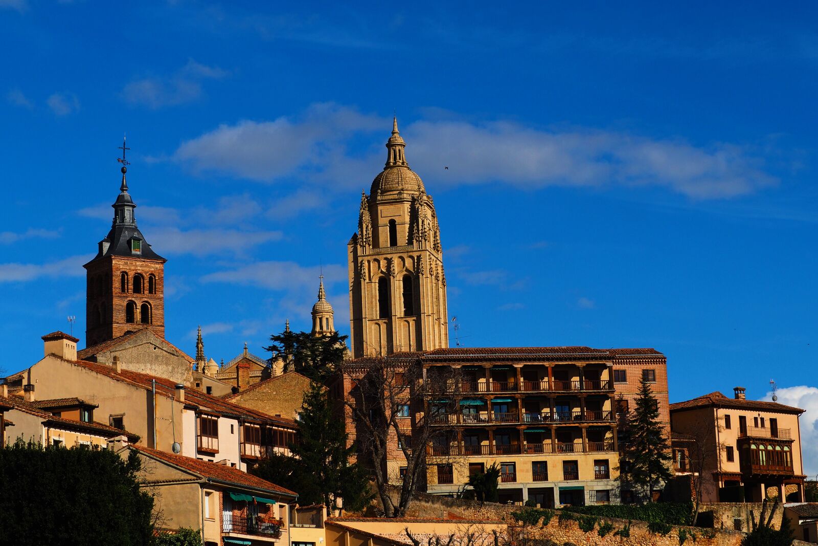 Olympus OM-D E-M10 II sample photo. Segovia, old, architecture photography
