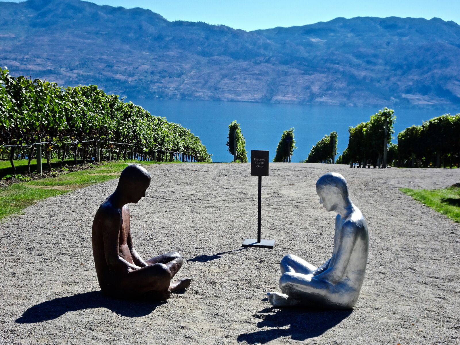 Sony Cyber-shot DSC-HX90V sample photo. Sitting, sculptures, statues photography