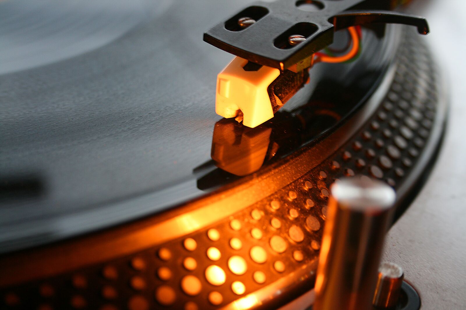 Canon EOS 400D (EOS Digital Rebel XTi / EOS Kiss Digital X) sample photo. Vinyl, dj, music photography