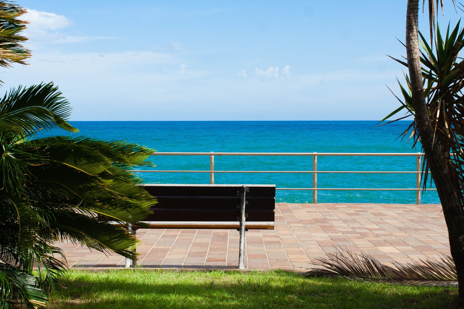 Canon EOS 350D (EOS Digital Rebel XT / EOS Kiss Digital N) sample photo. Sea, bench, sky photography