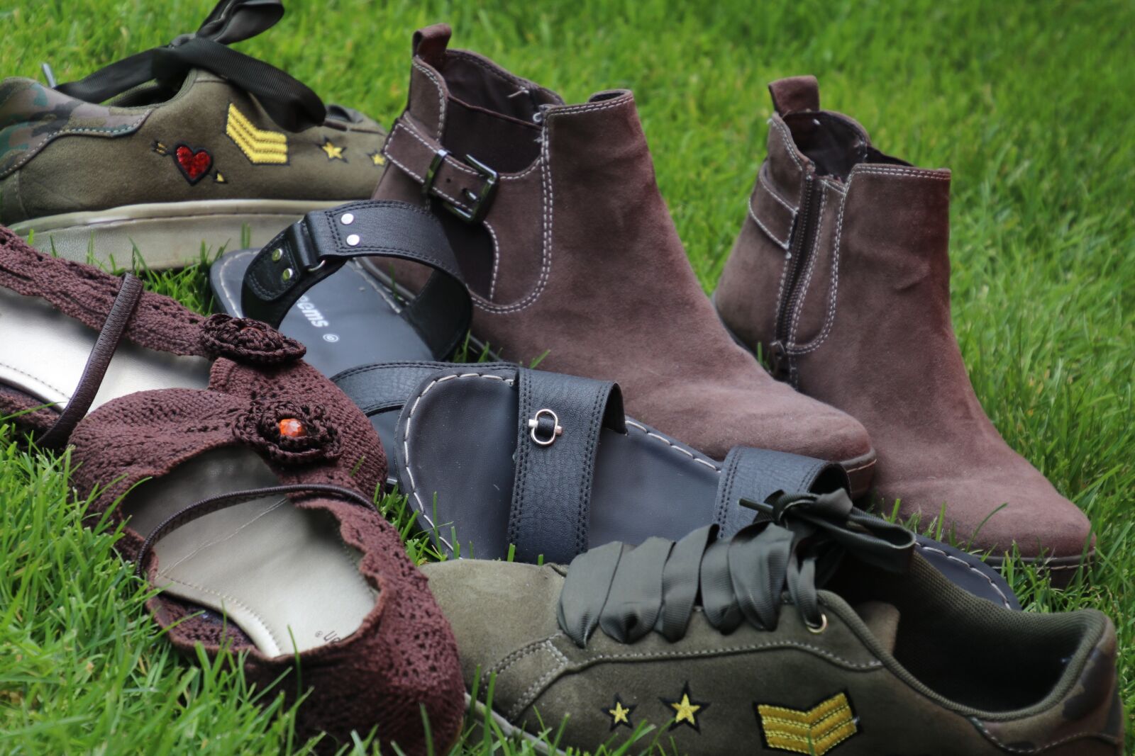 Canon EOS 80D sample photo. Old shoes, wear, shoes photography