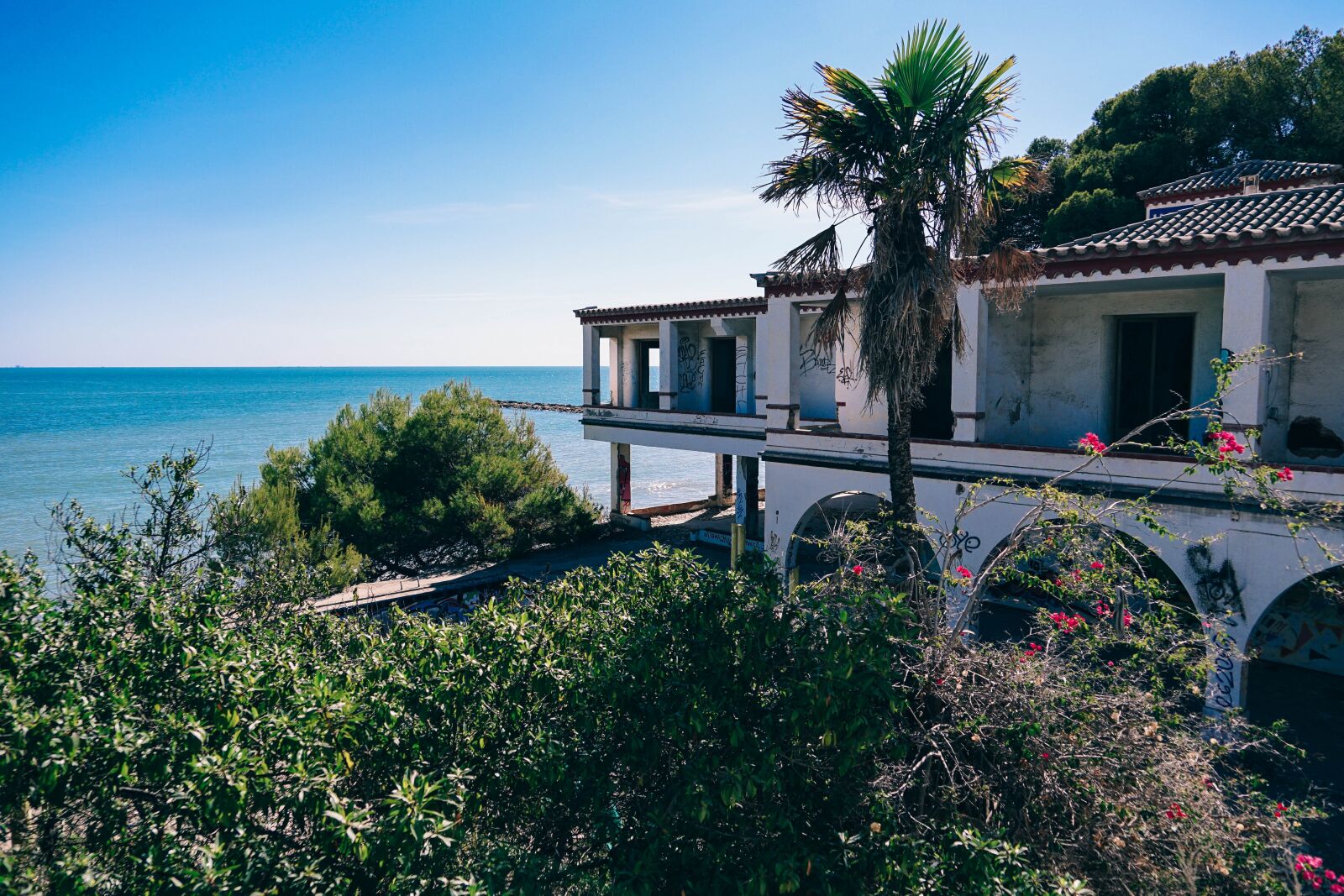 Sony a7 II + Sony FE 24-240mm F3.5-6.3 OSS sample photo. Architecture, beach, blue photography