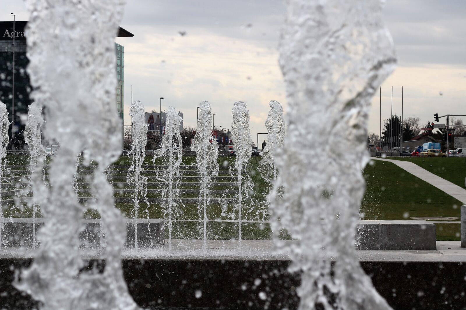 Canon EOS 600D (Rebel EOS T3i / EOS Kiss X5) + Canon EF 50mm F1.8 II sample photo. Water fontana, h2o, clear photography