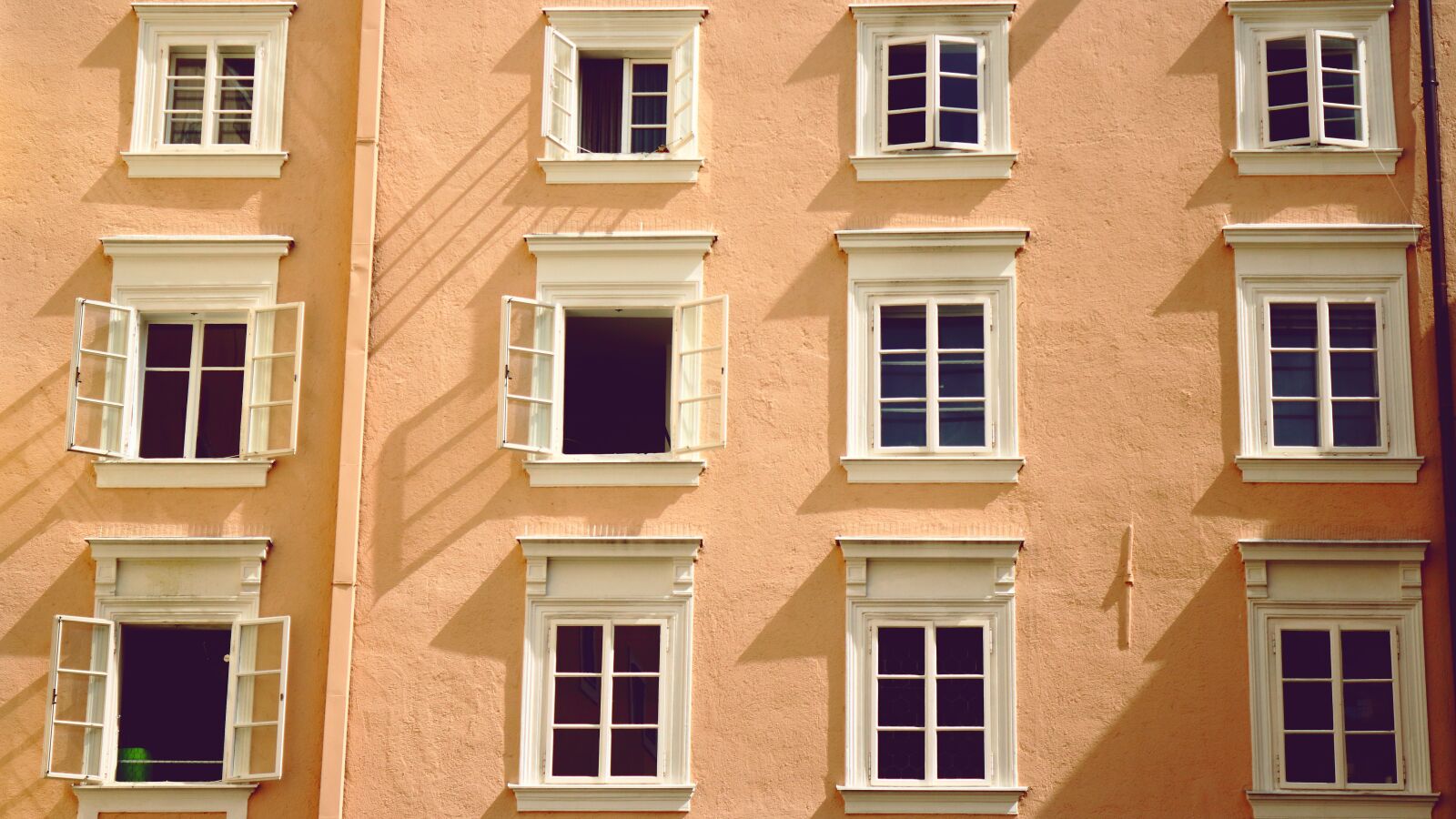 Canon EOS 1300D (EOS Rebel T6 / EOS Kiss X80) sample photo. Window, house, wall photography