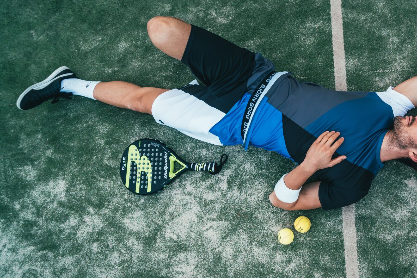 Sony a6500 + Sony Vario-Tessar T* E 16-70mm F4 ZA OSS sample photo. Tennis, man, background photography