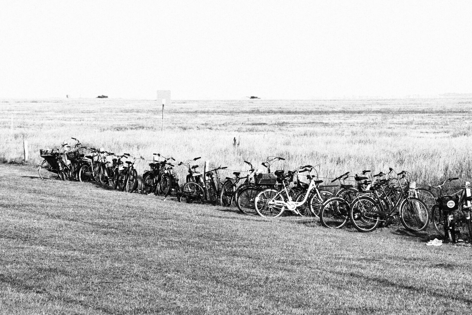 Canon EF-S 18-135mm F3.5-5.6 IS USM sample photo. Bicycles, meeting point, north photography