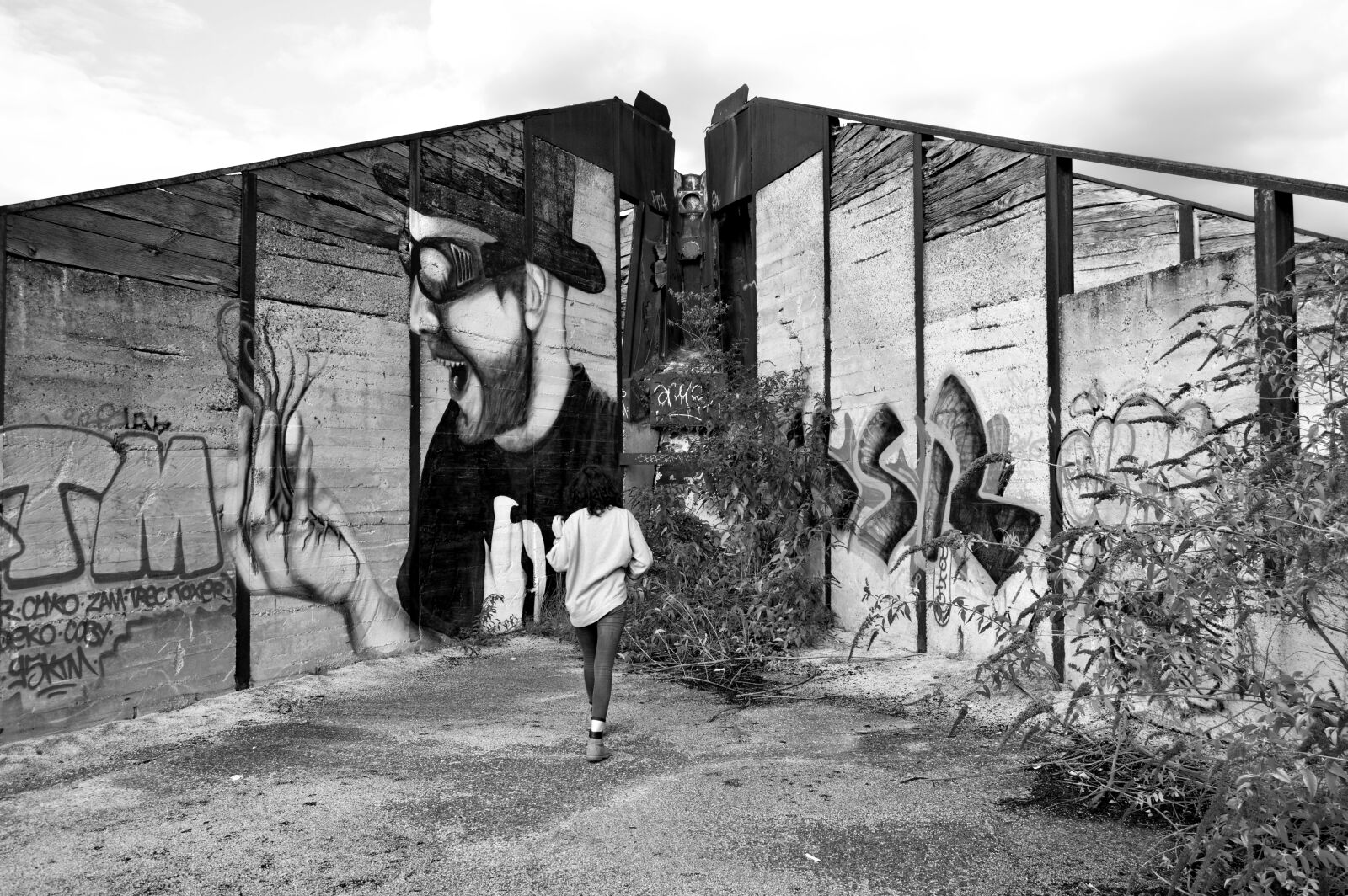 Nikon D3200 sample photo. Street art, wall, woman photography