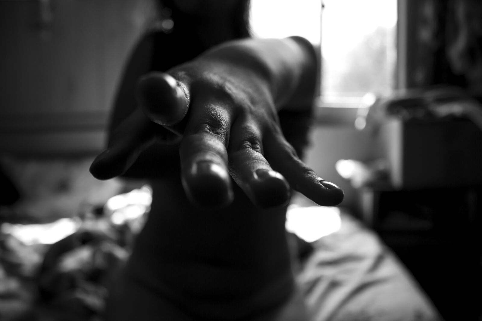 Canon EOS 600D (Rebel EOS T3i / EOS Kiss X5) sample photo. Hand, portrait, trust photography