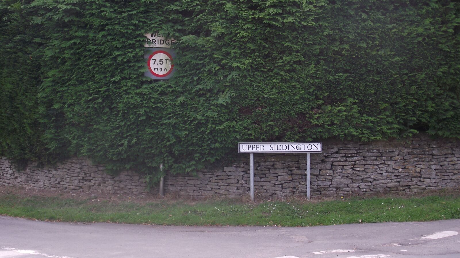 FujiFilm FinePix S1800 (FinePix S1880) sample photo. Lane, road sign, weight photography