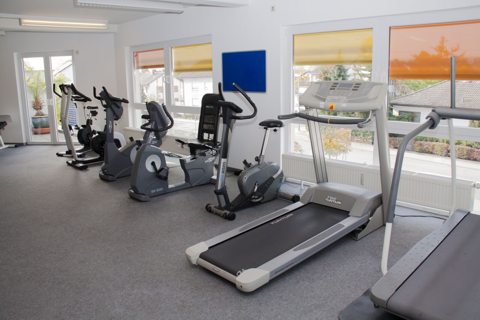 Canon EOS 50D sample photo. Fitness studio, ergo trainer photography