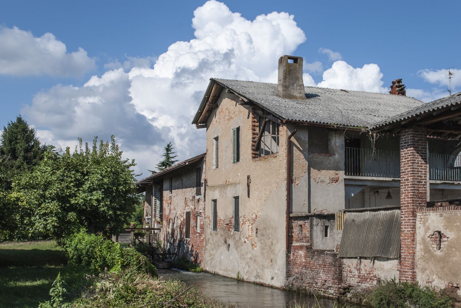 Nikon D60 sample photo. Cascina, clouds, house photography
