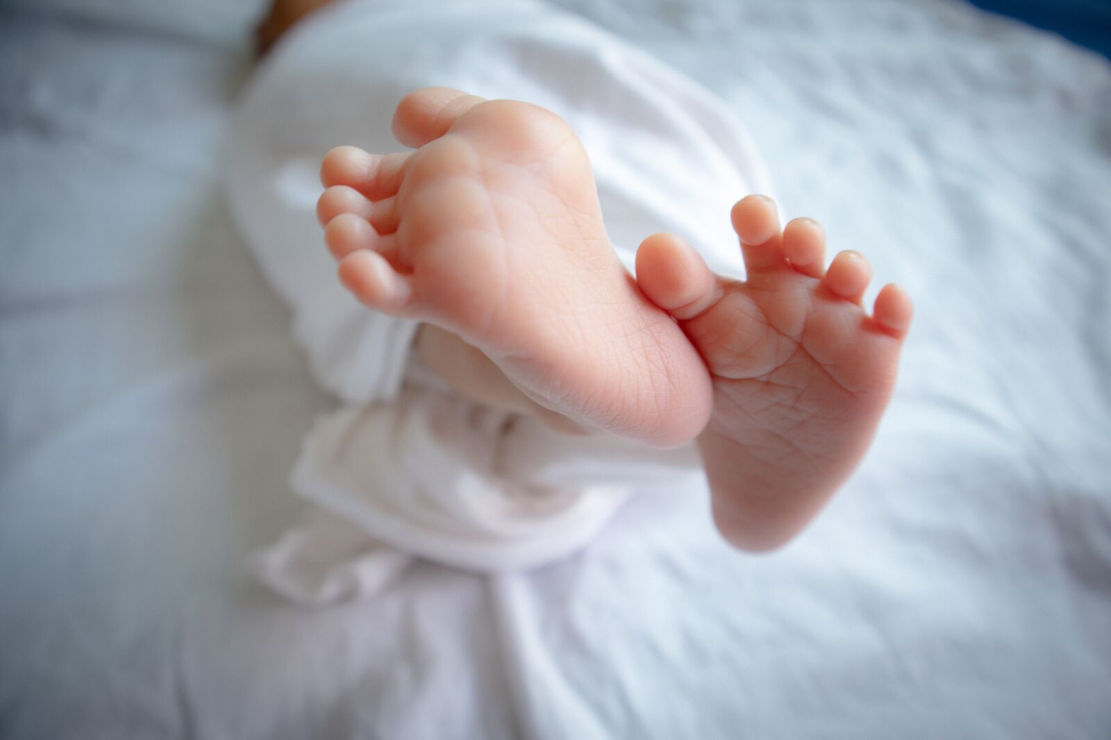 Canon EF-M 15-45mm F3.5-6.3 IS STM sample photo. Baby, feet, bare photography