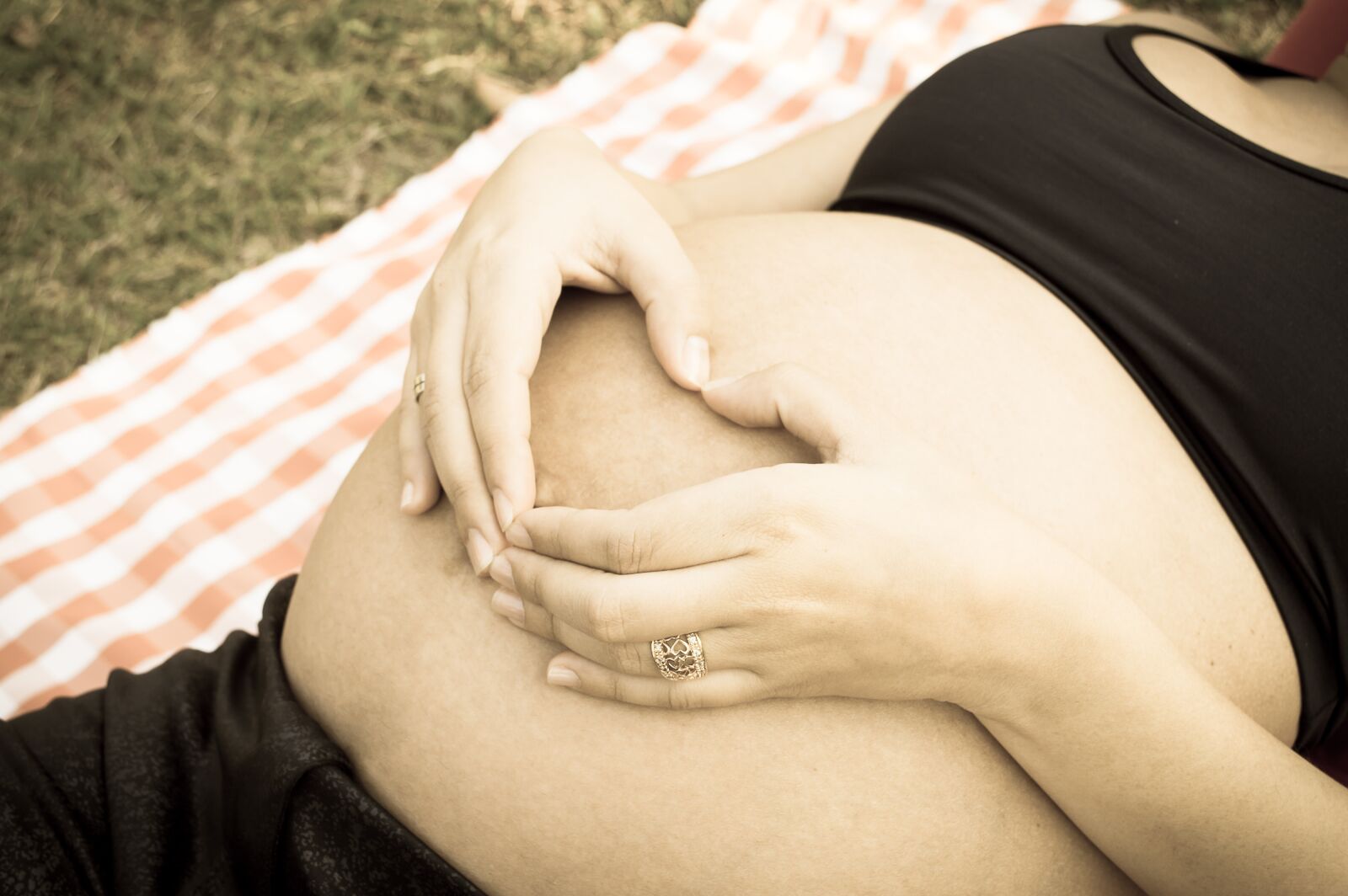 Nikon D3200 sample photo. Pregnant women, mom, pregnancy photography