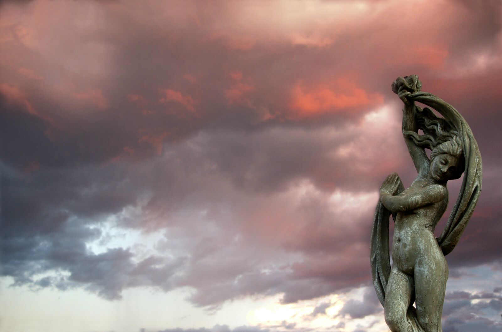 Pentax K10D sample photo. Aphrodite, storm, unease photography