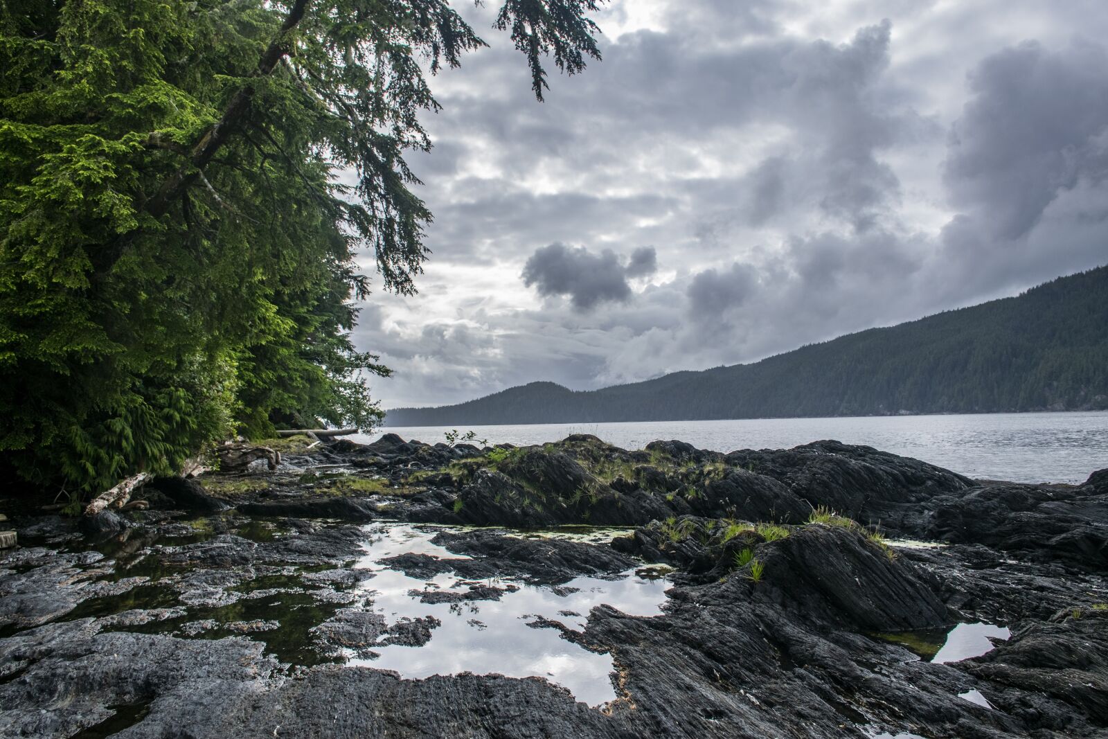 Nikon D5300 sample photo. Rocks, water, clouds photography