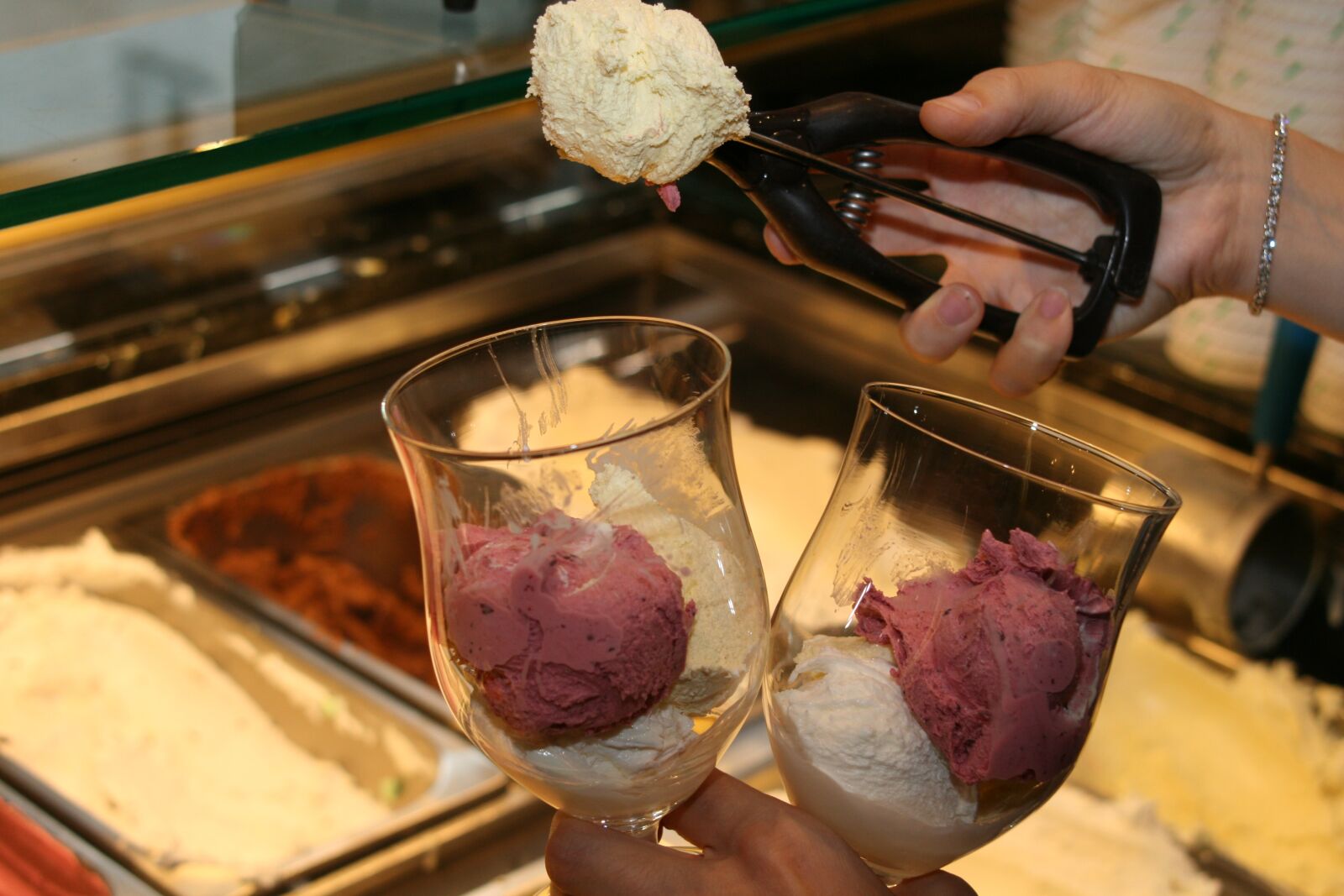 Canon EOS 400D (EOS Digital Rebel XTi / EOS Kiss Digital X) sample photo. Ice, ice cream parlour photography