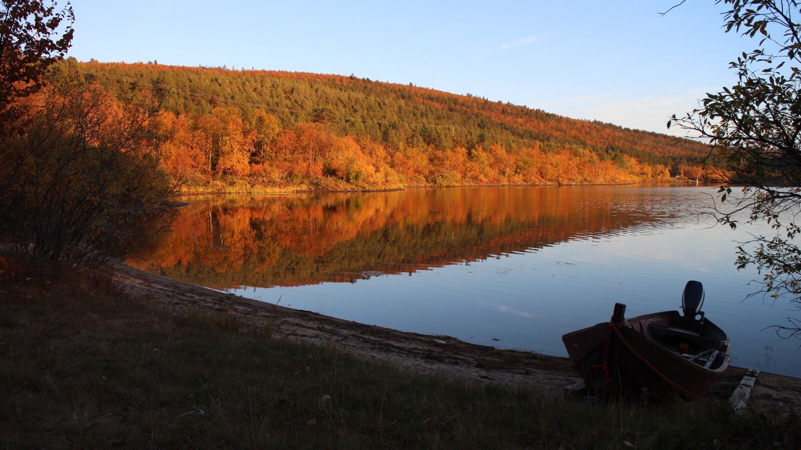 Canon EOS M sample photo. Fall, colors, lake photography