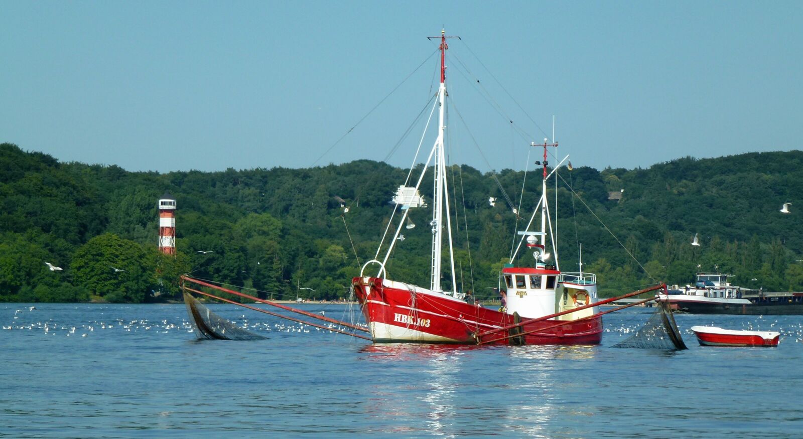 Leica V-Lux 30 / Panasonic Lumix DMC-TZ22 sample photo. Elbe, fishing, cutter photography