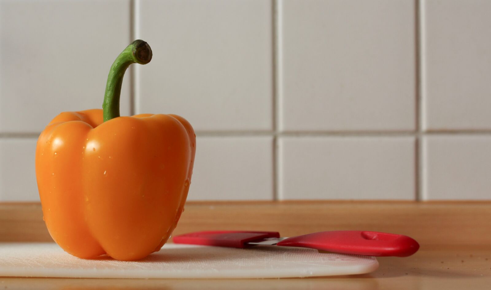 Canon EF 50mm F1.8 STM sample photo. Paprika, yellow, cut photography