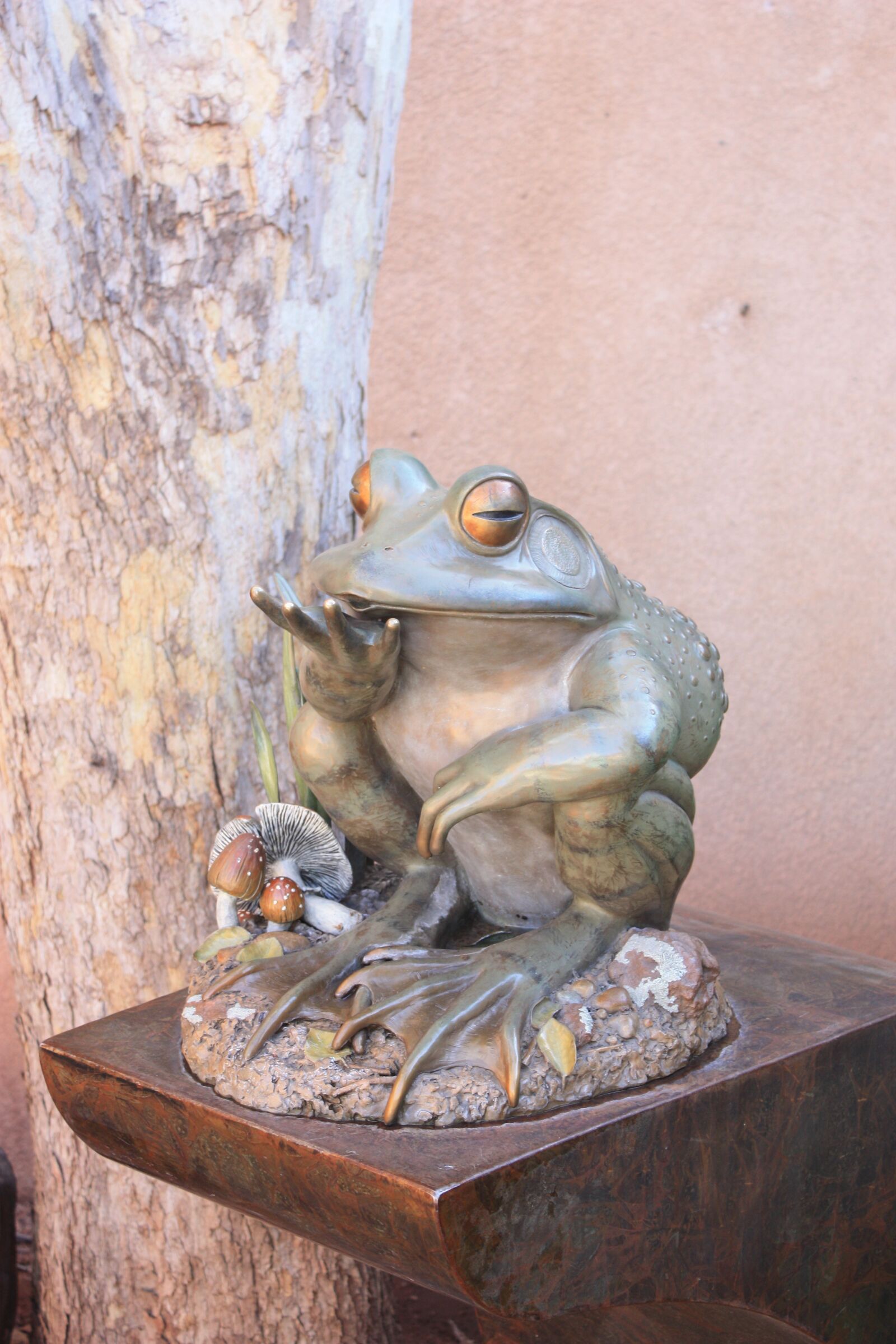 Canon EOS 450D (EOS Rebel XSi / EOS Kiss X2) sample photo. Frog, statue, sculpture photography