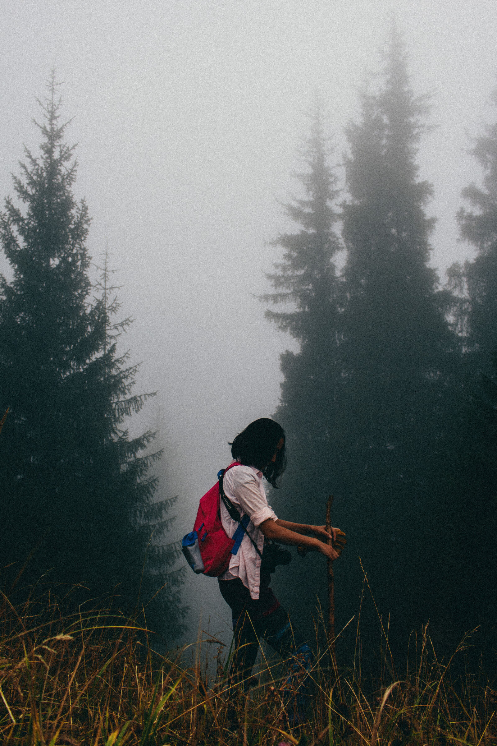 Canon EOS 700D (EOS Rebel T5i / EOS Kiss X7i) sample photo. Fog, foggy, girl, hiking photography