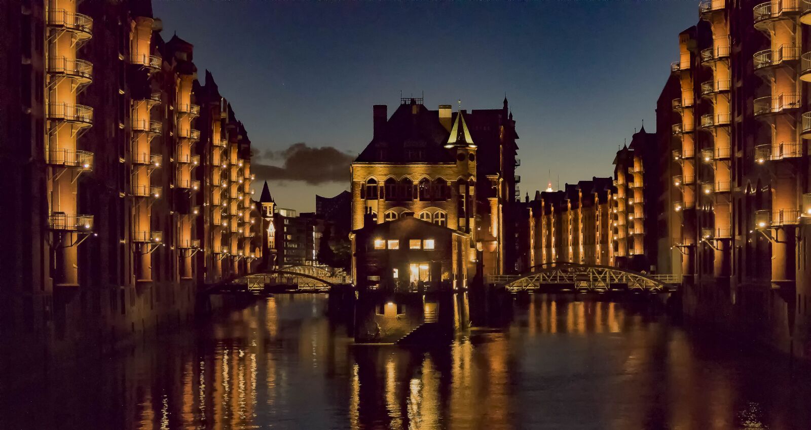 Panasonic Lumix DMC-FZ1000 sample photo. Germany, hamburg, speicherstadt photography