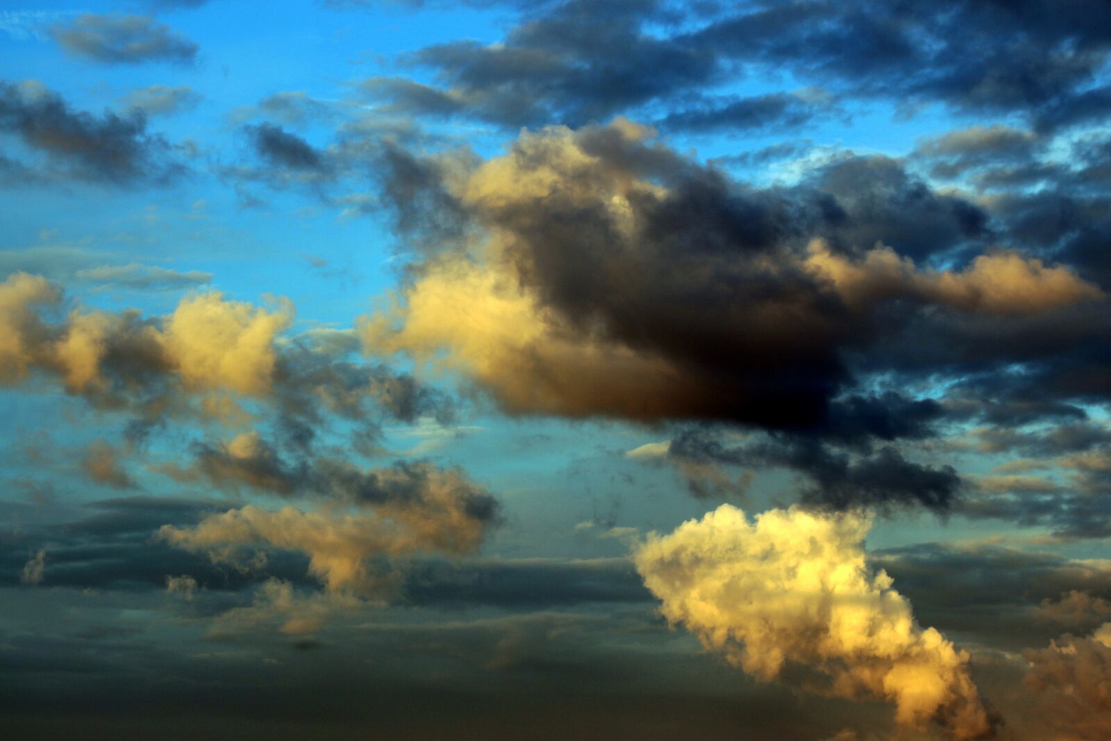 Canon EOS 650D (EOS Rebel T4i / EOS Kiss X6i) sample photo. Blue sky, clouds, dark photography