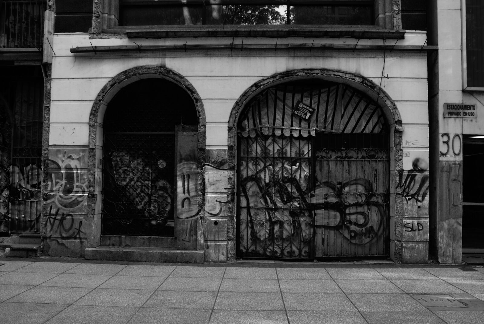Sony Alpha DSLR-A200 sample photo. Street photography, street, graffiti photography
