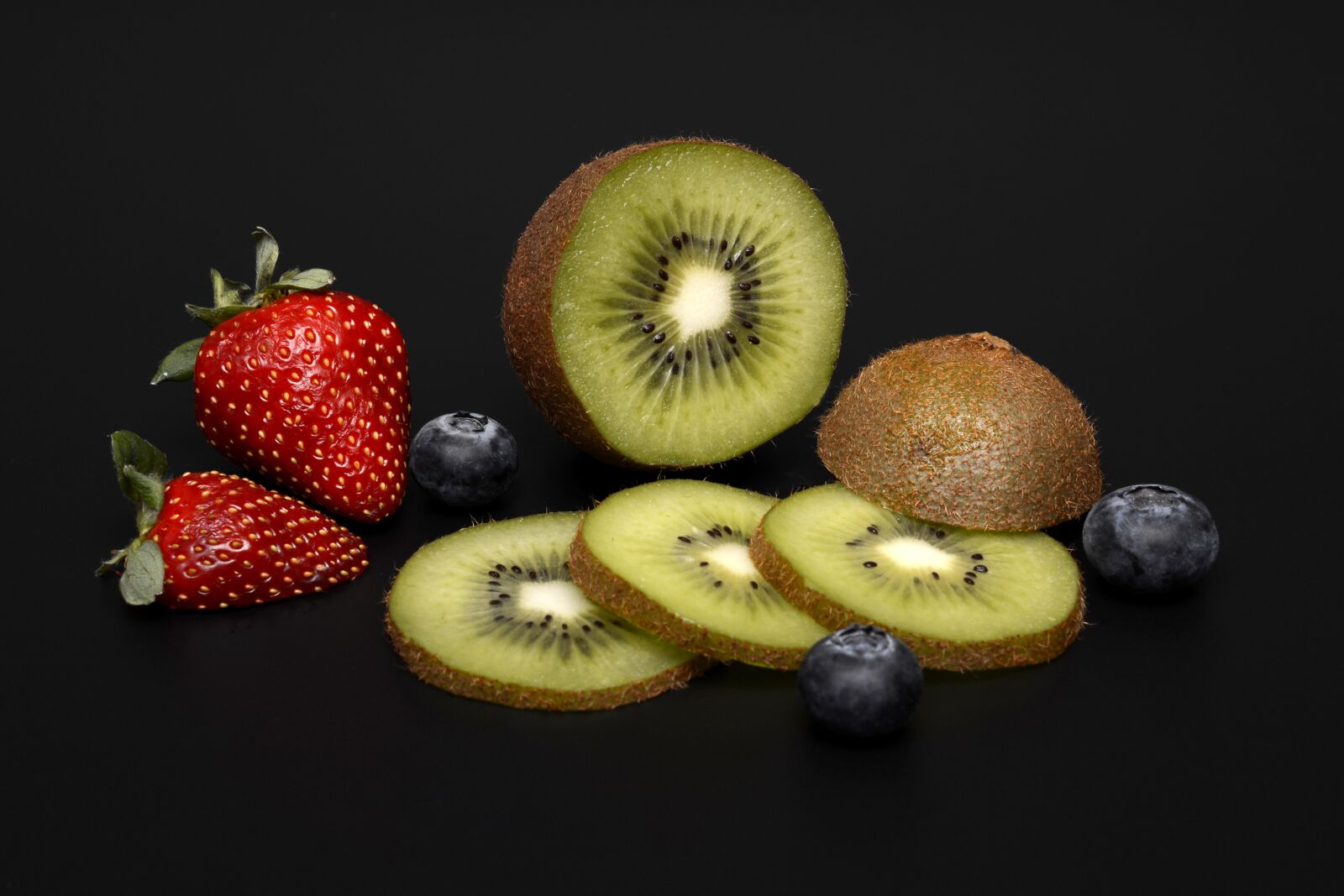 Nikon D7100 sample photo. Strawberries, blueberries, kiwi photography