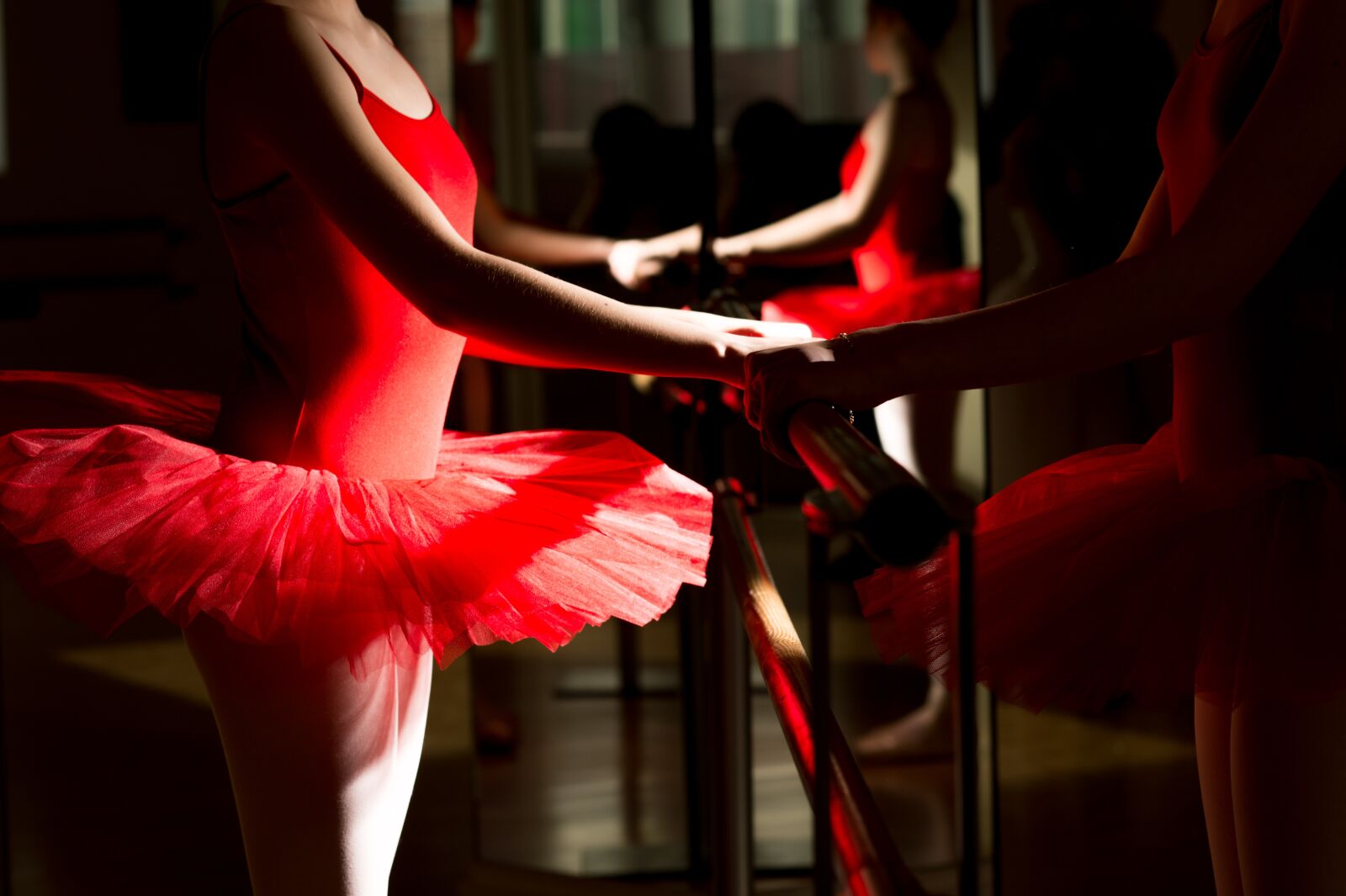 Nikon D4 sample photo. Tutu, bar, classic dance photography