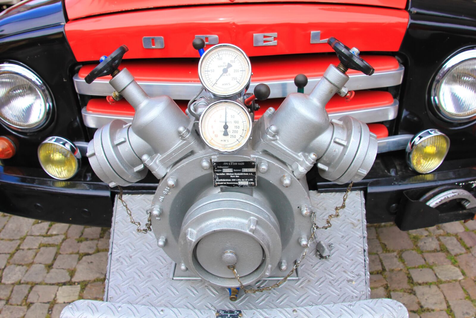 Canon EOS 550D (EOS Rebel T2i / EOS Kiss X4) sample photo. Fire, pump, red photography