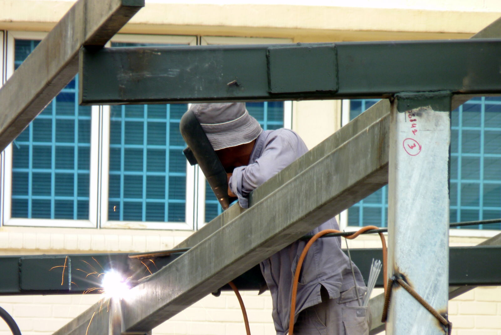 Panasonic Lumix DMC-FZ35 (Lumix DMC-FZ38) sample photo. Construction, construction, worker, street photography