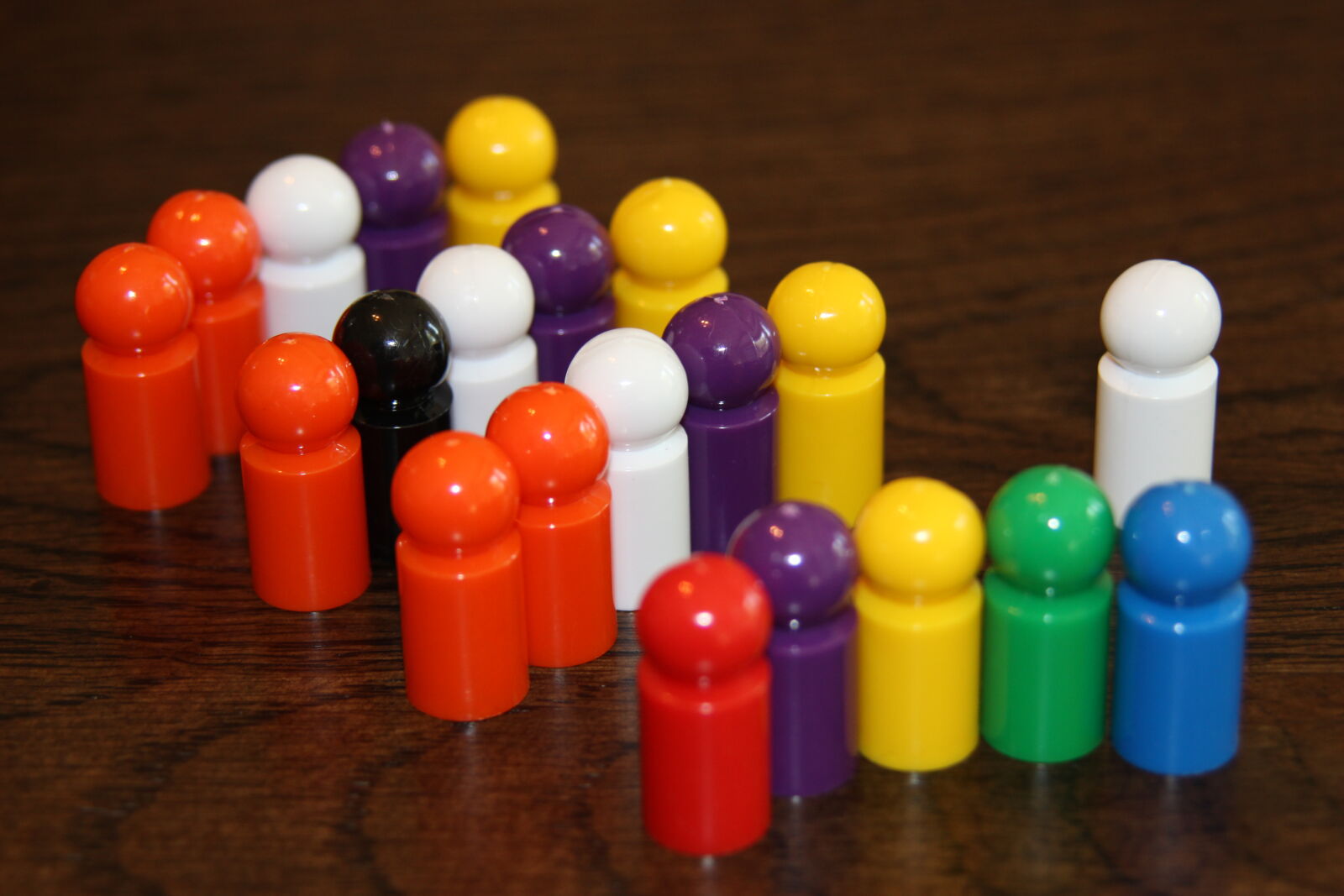 Canon EOS 600D (Rebel EOS T3i / EOS Kiss X5) sample photo. Colorful, game, pawn, plastic photography