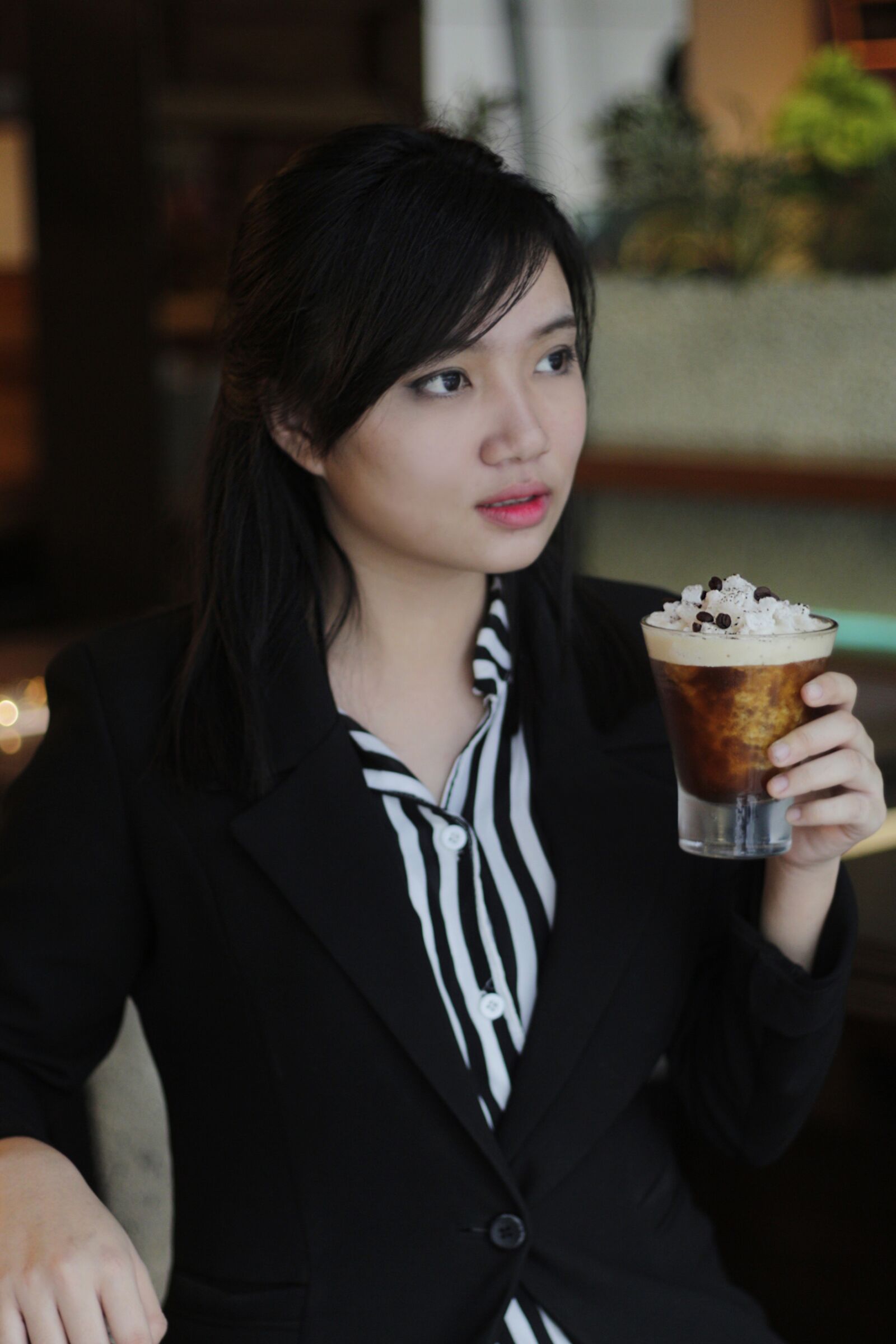 Canon EOS 650D (EOS Rebel T4i / EOS Kiss X6i) + Canon EF 50mm F1.8 II sample photo. Girl, coffee, cup photography